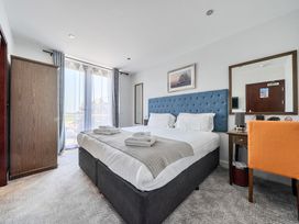 A bedroom with a bed and window at Cotswolds Apartments 4B/S8 Chipping Norton