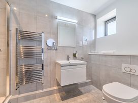 A bathroom with a shower and vanity sink at Cotswolds Apartments 4B/S8 in Chipping Norton