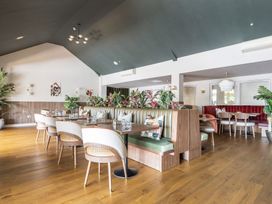 A dining room with booths and tables at Cotswolds Apartments 4B/S8 in Chipping Norton