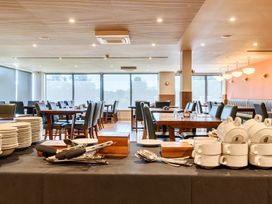 A dining room with tables and chairs at Cotswolds Apartments 4B/S8, Chipping Norton