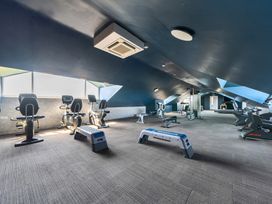 A gym with exercise equipment at Cotswolds Apartments 4B/S8 in Chipping Norton