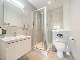 A bathroom with a shower, sink, and toilet at Cotswolds Apartments 4B/S8 Chipping Norton
