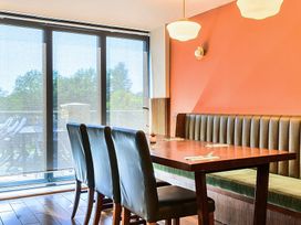 A dining room with a table and chairs at Cotswolds Apartments 4B/S8 in Chipping Norton