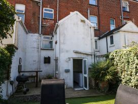 A garden with a building and grill at Driftmark in Weymouth