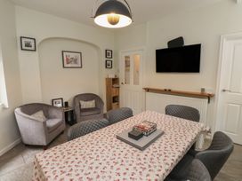 A dining room with a table and chairs at Conway Mart Cottage in Conwy