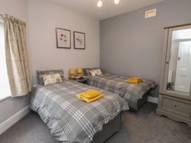A bedroom with two single beds at Conway Mart Cottage in Conwy