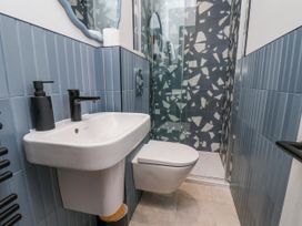 A bathroom with a sink, toilet, and shower at Apartment Blue in Whitby