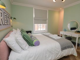 A bedroom with a bed and a vanity at Apartment Green in Whitby