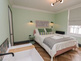 A bedroom with a bed and bathtub at Apartment Green in Whitby