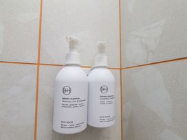 Bathroom with body wash and conditioner on tiles at Apartment Yellow in Whitby