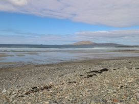 A beach with rocks and water at Islands Inn in Louisburgh, County Mayo