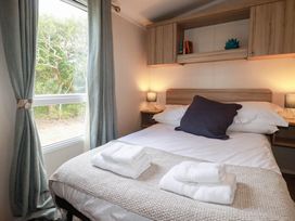A bedroom with a bed and pillows at Roslenn in St Agnes