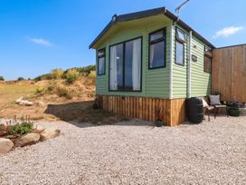 A house with gravel and plants in front at Roslenn in St Agnes