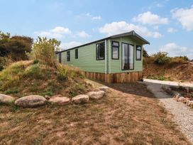 A green house with pathway and plants at Roslenn St Agnes