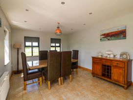 A dining room with a table and chairs at Vernegly in Banonow