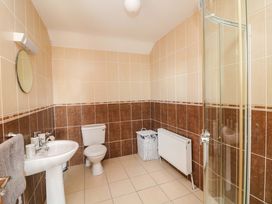 A bathroom with a sink, toilet, and shower at Vernegly in Banonow