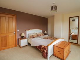 A bedroom with a bed and nightstand at Vernegly in Banonow
