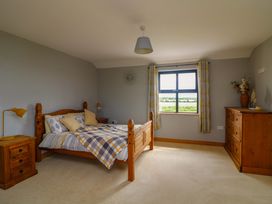 A bedroom with a bed and bedside tables at Vernegly in Banonow