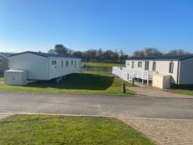 Two caravans near a lake at Primrose Valley Park - Pebbles Retreat, Primrose Valley