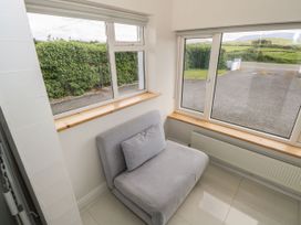 A snug area with a seat and window at Tí Chonaill in 