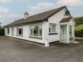 A house with windows and a glass porch at Tí Chonaill in 