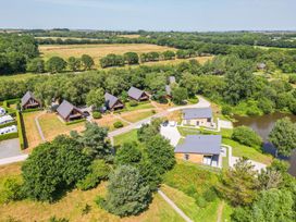 A panoramic view of cabins and a lake at Rod and Rest in Dolton
