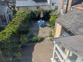 A garden with a table and chairs at The Old Barn near St Ives Rustic Charm Space Lelant