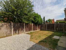 A garden with gravel and grass at Robins Nest in Rhyl