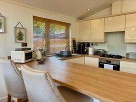 A kitchen with appliances on the counter at Lakeside Retreat in Newton Abbot
