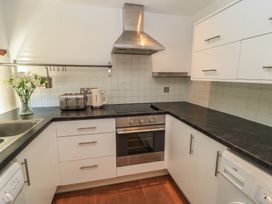 A kitchen with a sink, oven, toaster and kettle at Frome Gazey in Frampton