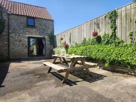 A garden with a picnic table and flowers at Owl in Pickering