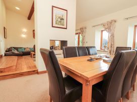 A dining room with a table and chairs at Shepherd's Barn in Lancaster