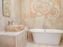A bathroom with a bathtub and sink at Shepherd's Barn in Lancaster