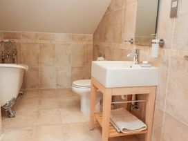 A bathroom featuring a bathtub, sink, and toilet at Shepherd's Barn in Lancaster