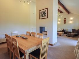 A dining room with a table and chairs at Shepherd's Barn in Lancaster