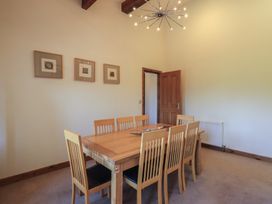 A dining room with a table and chairs at Shepherd's Barn in Lancaster
