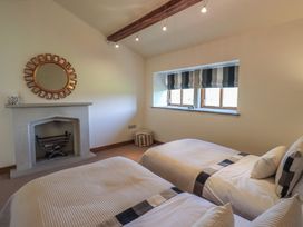 A bedroom with twin beds and a fireplace at Shepherd's Barn in Lancaster