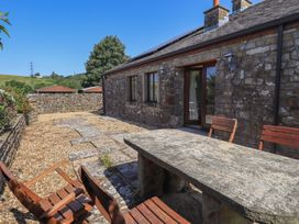 An outdoor seating area with a stone table and chairs at Shepherd's Barn in Lancaster