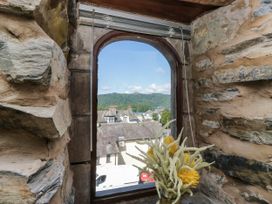 A viewpoint with a flower arrangement and a view of buildings and mountains at Hillside Cottage in Bowness-On-Windermere