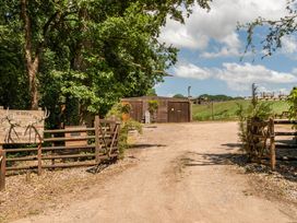 A pathway leading to a lodge with a sign at Luxury Safari Lodge Sleeps 4/6 Deer Park Dogs Ok Zeal Monachorum near Bow