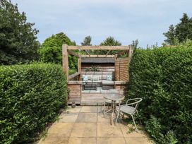 A garden with sofa and table at Pax Cottage