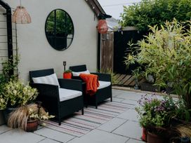 A garden with chairs and plants at TyCosy in St Davids
