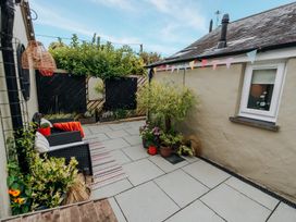 An outdoor area with furniture and plants at TyCosy in St Davids