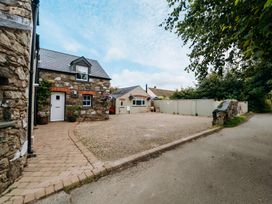 A house and driveway with gravel at TyCosy in St Davids