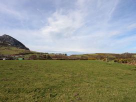 A landscape with a mountain and grass field at Riverside Cottage in Caernarfon