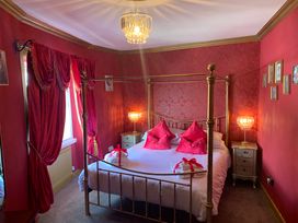 A bedroom with a four-poster bed at Downton II in Alnwick