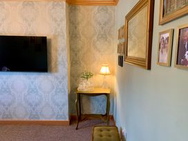 A living room with a television and a lamp on a table at Downton II in Alnwick