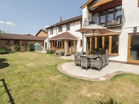 A garden with an outdoor seating set at Ty Traeth in Porthcawl