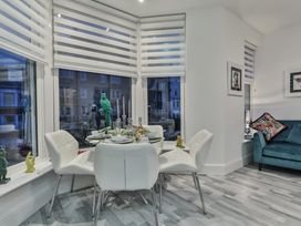A dining area with a table and chairs at 1 Bed Flat - Sleeps 2 - Parking - Wifi in Scarborough