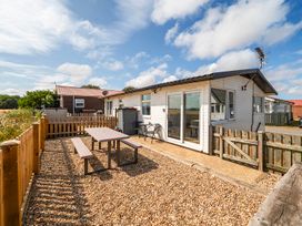 An outdoor area with a table and chairs at Bay View Chalet 2 Bed Sleeps 4 Pets Garden Beach Wilsthorpe near Bridlington